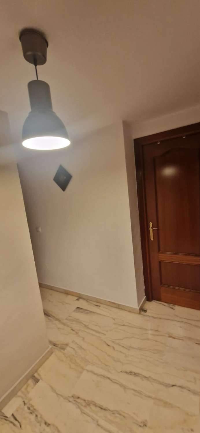 Se alquila MEDIA TEMPORADA desde ahora hasta 30/06/26 bonito apartamento en Benalmádena Costa a 100 metros de la playa.