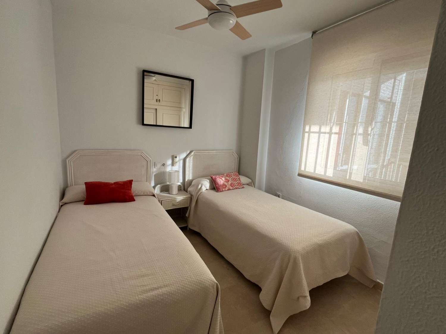 SE ALQUILA DESDE 1.1.27-30.3.27  ESPECTACULAR APARTAMENTO  EN 1ª LINEA DE PLAYA EN ZONA LAS GAVIOTAS (FUENGIROLA)