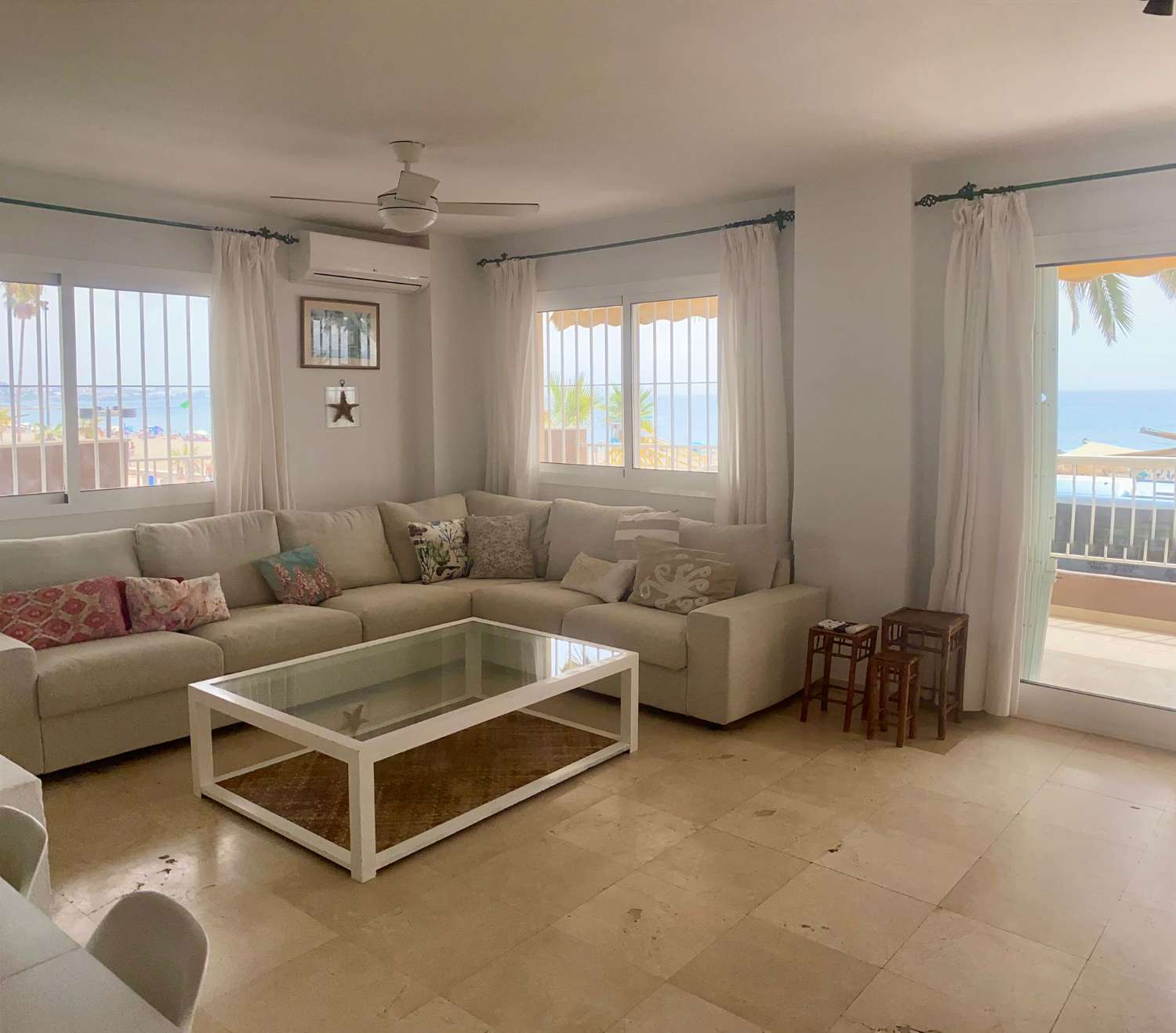 SE ALQUILA DESDE 1.1.27-30.3.27  ESPECTACULAR APARTAMENTO  EN 1ª LINEA DE PLAYA EN ZONA LAS GAVIOTAS (FUENGIROLA)