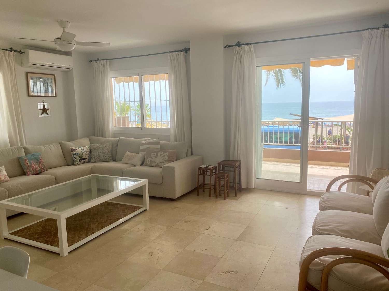 SE ALQUILA DESDE 1.1.27-30.3.27  ESPECTACULAR APARTAMENTO  EN 1ª LINEA DE PLAYA EN ZONA LAS GAVIOTAS (FUENGIROLA)