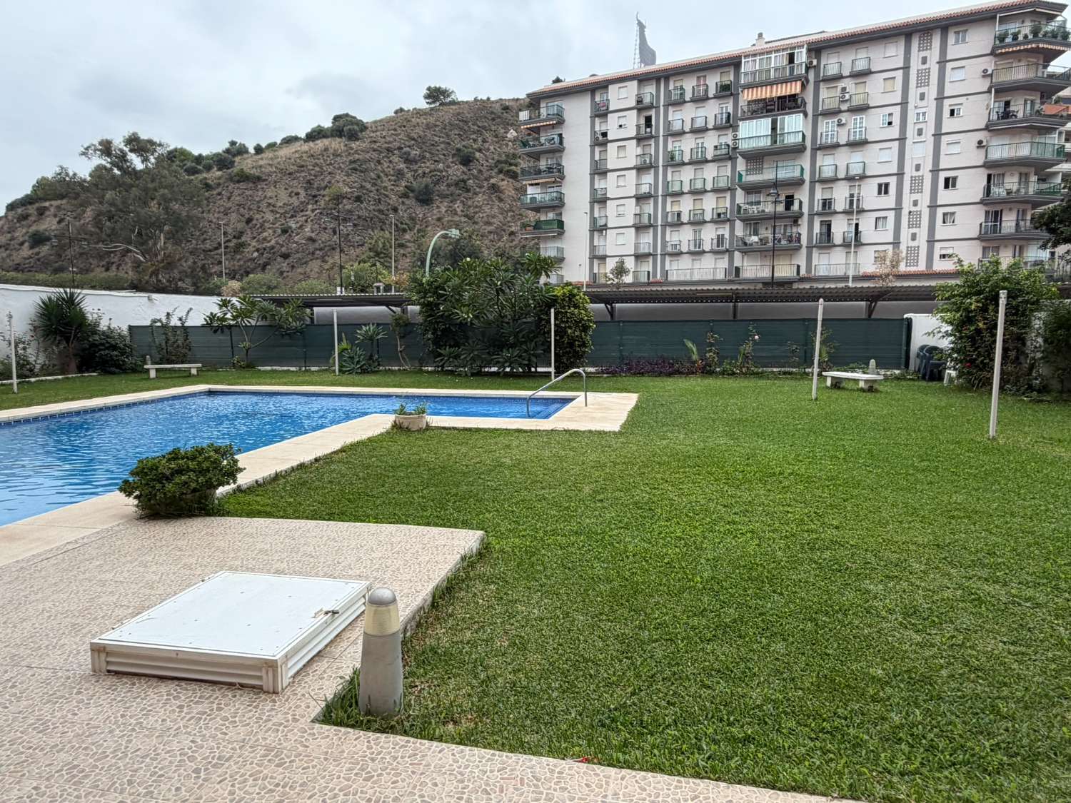 SE ALQUILA DESDE 1.1.27-30.3.27  ESPECTACULAR APARTAMENTO  EN 1ª LINEA DE PLAYA EN ZONA LAS GAVIOTAS (FUENGIROLA)