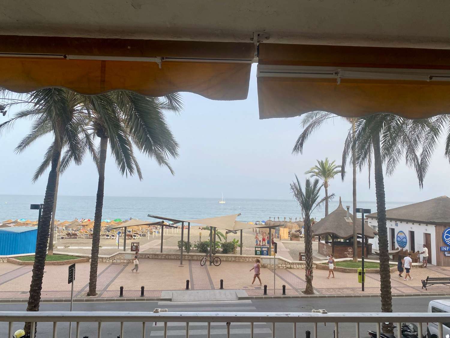 SE ALQUILA DESDE 1.1.27-30.3.27  ESPECTACULAR APARTAMENTO  EN 1ª LINEA DE PLAYA EN ZONA LAS GAVIOTAS (FUENGIROLA)