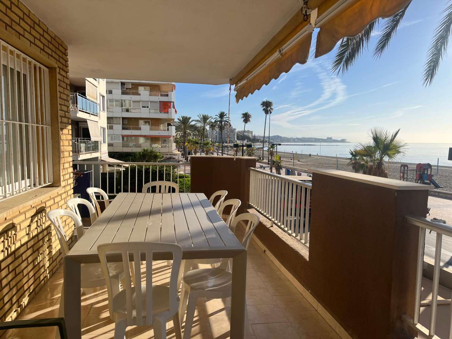 SE ALQUILA DESDE 1.1.27-30.3.27  ESPECTACULAR APARTAMENTO  EN 1ª LINEA DE PLAYA EN ZONA LAS GAVIOTAS (FUENGIROLA)