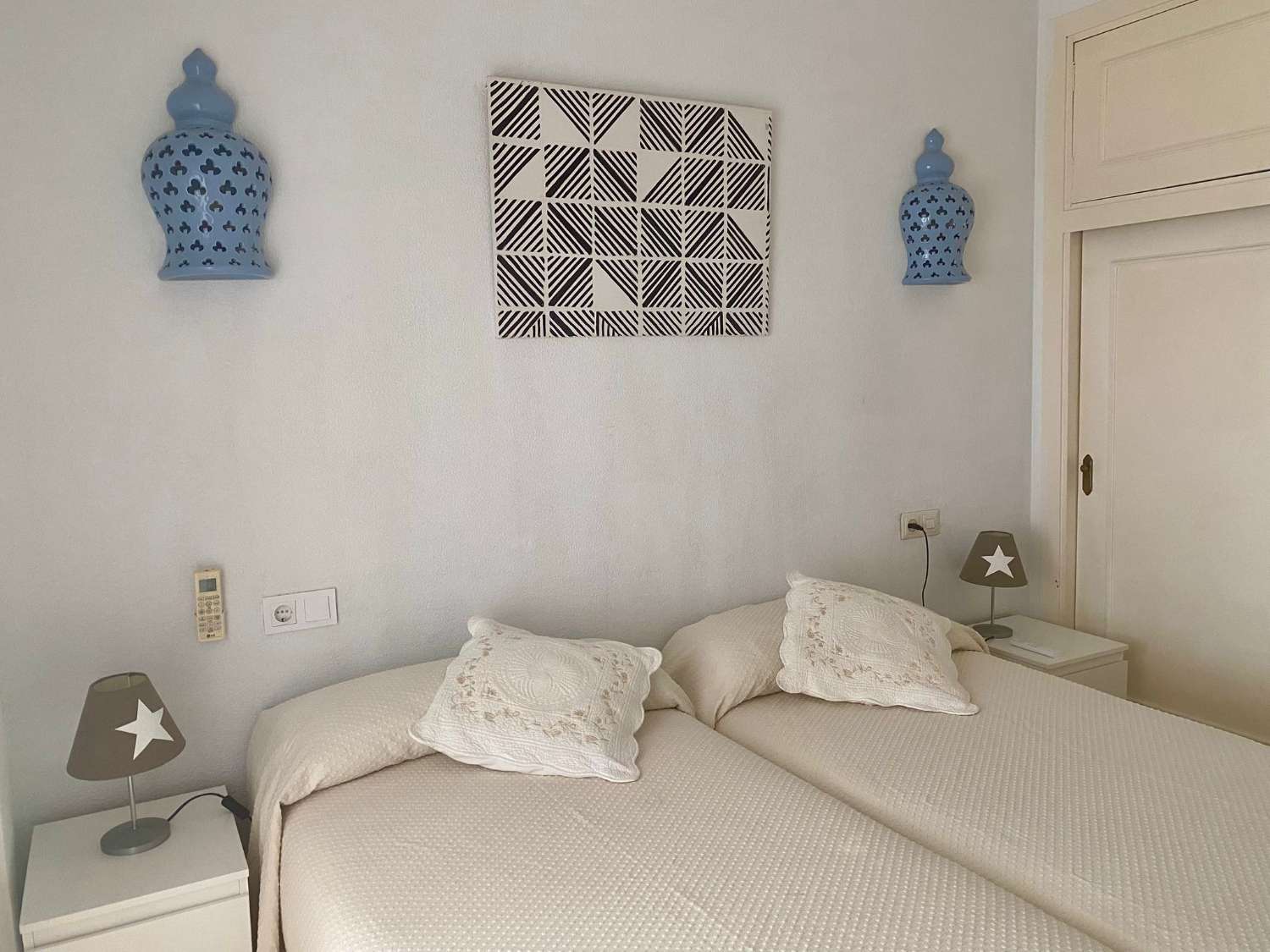 SE ALQUILA DESDE 1.1.27-30.3.27  ESPECTACULAR APARTAMENTO  EN 1ª LINEA DE PLAYA EN ZONA LAS GAVIOTAS (FUENGIROLA)