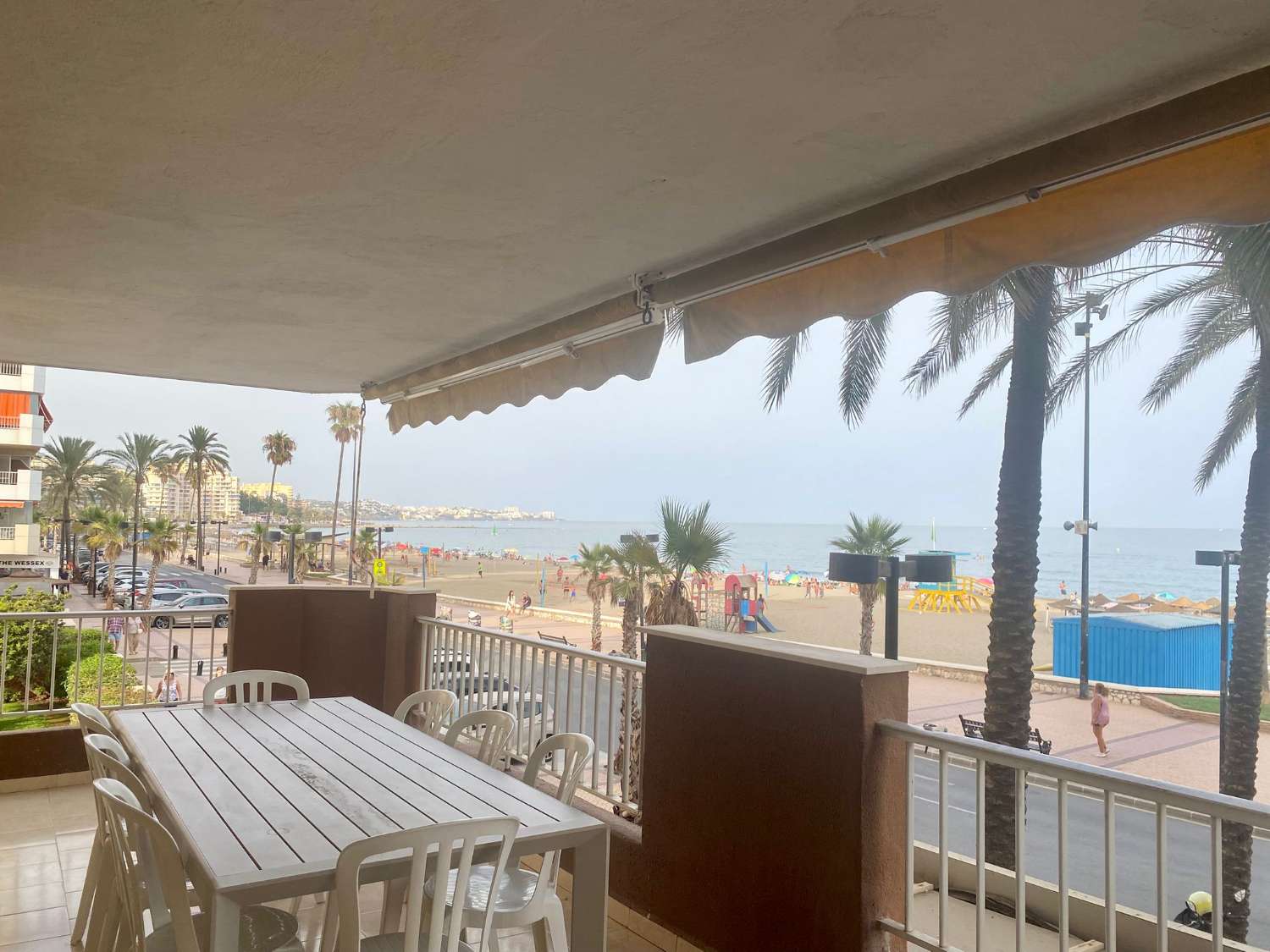 SE ALQUILA DESDE 1.1.27-30.3.27  ESPECTACULAR APARTAMENTO  EN 1ª LINEA DE PLAYA EN ZONA LAS GAVIOTAS (FUENGIROLA)