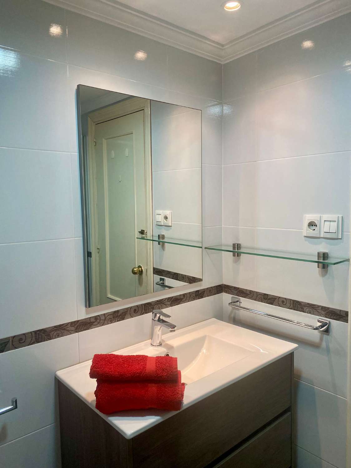 SE ALQUILA DESDE 1.1.27-30.3.27  ESPECTACULAR APARTAMENTO  EN 1ª LINEA DE PLAYA EN ZONA LAS GAVIOTAS (FUENGIROLA)