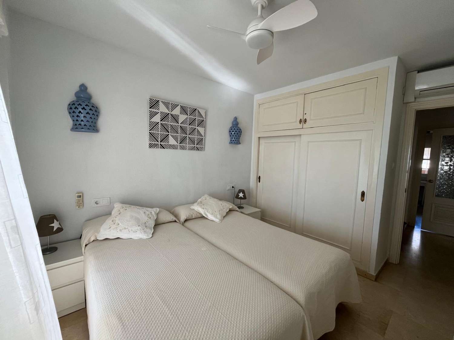 SE ALQUILA DESDE 1.1.27-30.3.27  ESPECTACULAR APARTAMENTO  EN 1ª LINEA DE PLAYA EN ZONA LAS GAVIOTAS (FUENGIROLA)