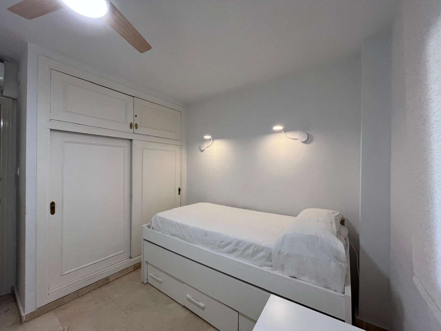 SE ALQUILA DESDE 1.1.27-30.3.27  ESPECTACULAR APARTAMENTO  EN 1ª LINEA DE PLAYA EN ZONA LAS GAVIOTAS (FUENGIROLA)