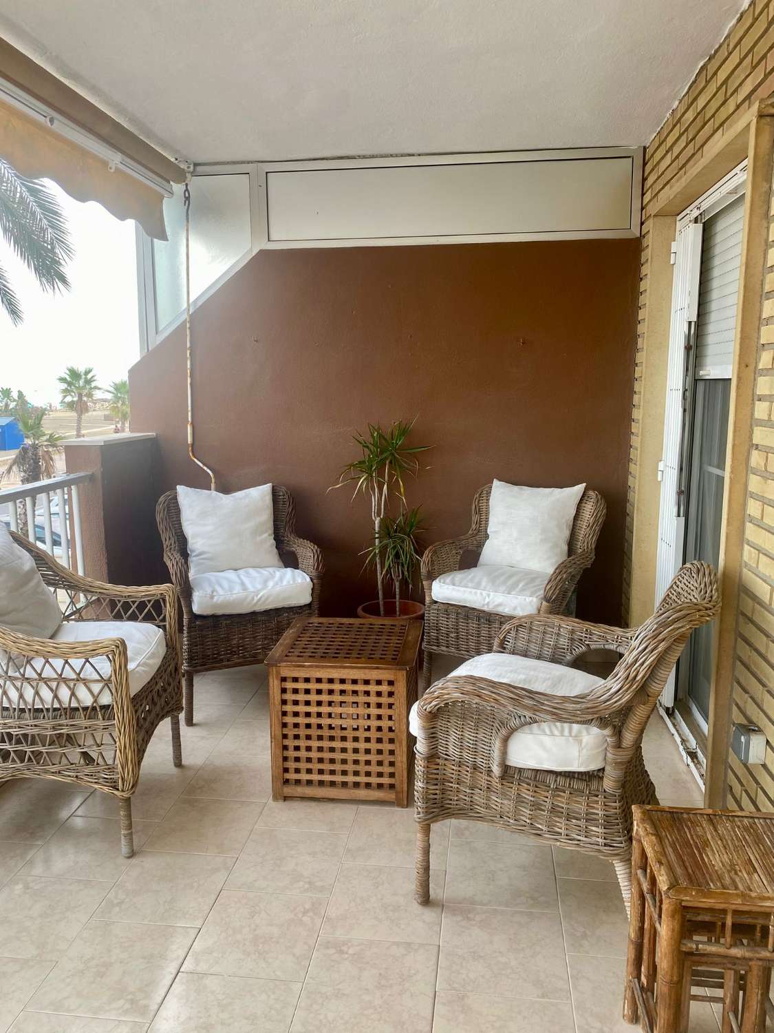 SE ALQUILA DESDE 1.1.27-30.3.27  ESPECTACULAR APARTAMENTO  EN 1ª LINEA DE PLAYA EN ZONA LAS GAVIOTAS (FUENGIROLA)