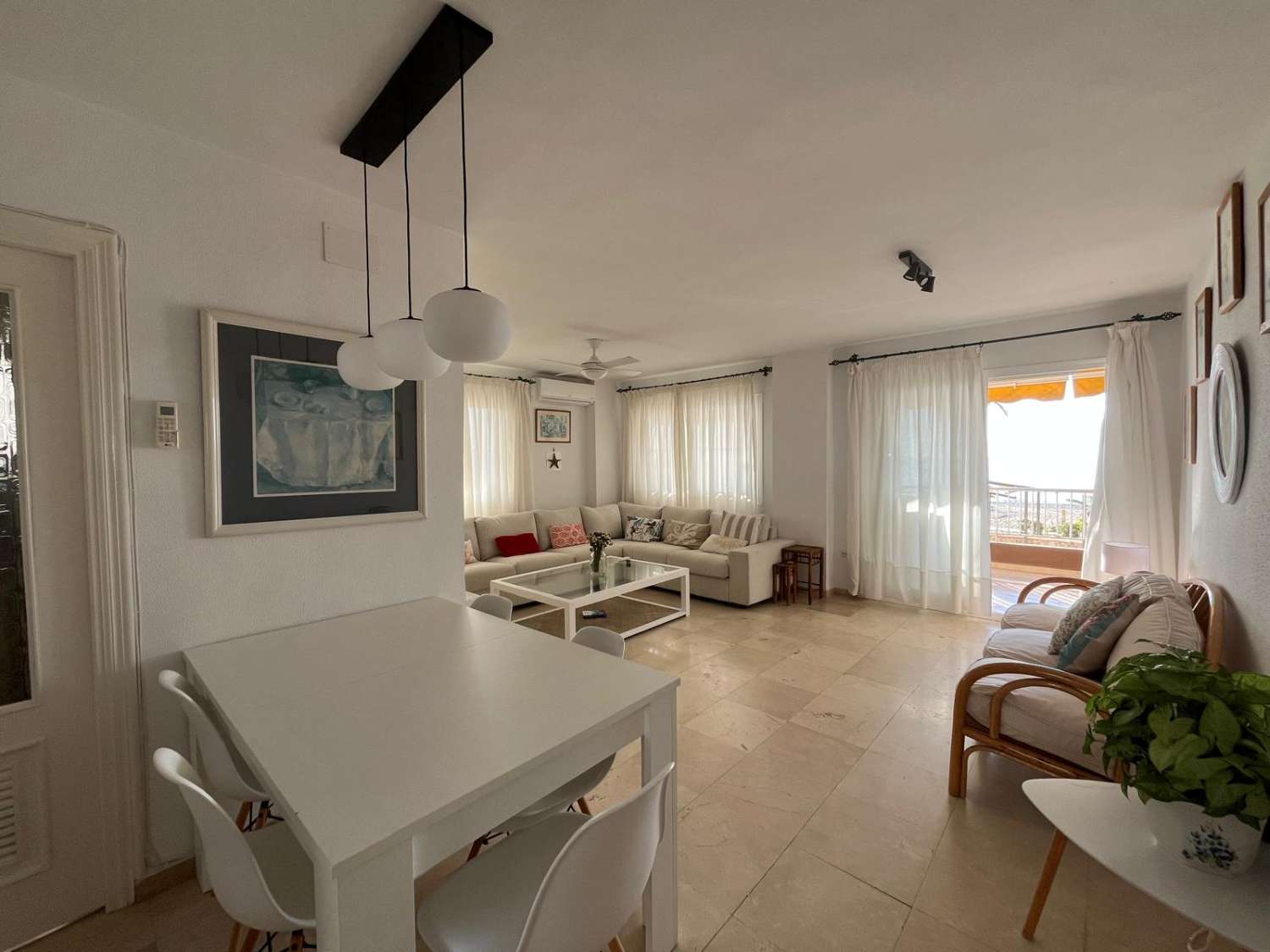 SE ALQUILA DESDE 1.1.27-30.3.27  ESPECTACULAR APARTAMENTO  EN 1ª LINEA DE PLAYA EN ZONA LAS GAVIOTAS (FUENGIROLA)