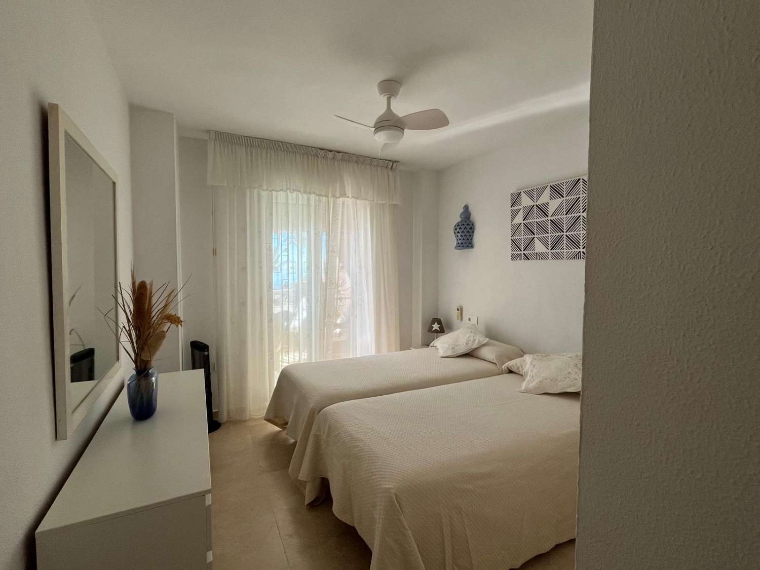 SE ALQUILA DESDE 1.1.27-30.3.27  ESPECTACULAR APARTAMENTO  EN 1ª LINEA DE PLAYA EN ZONA LAS GAVIOTAS (FUENGIROLA)