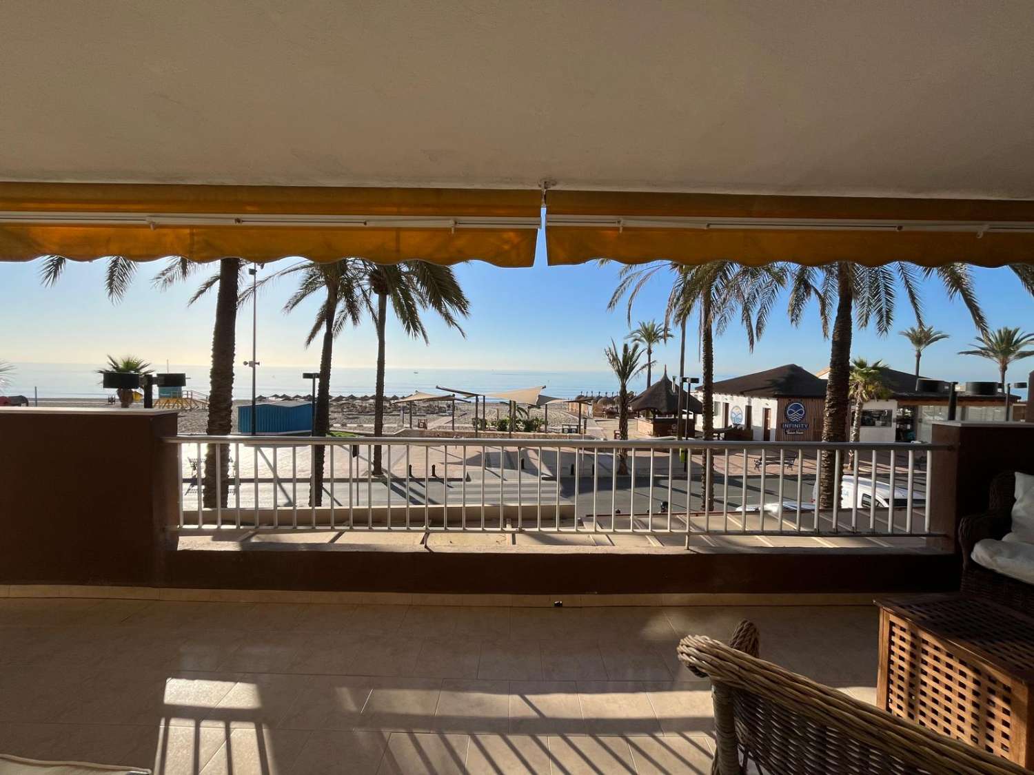 SE ALQUILA DESDE 1.1.27-30.3.27  ESPECTACULAR APARTAMENTO  EN 1ª LINEA DE PLAYA EN ZONA LAS GAVIOTAS (FUENGIROLA)