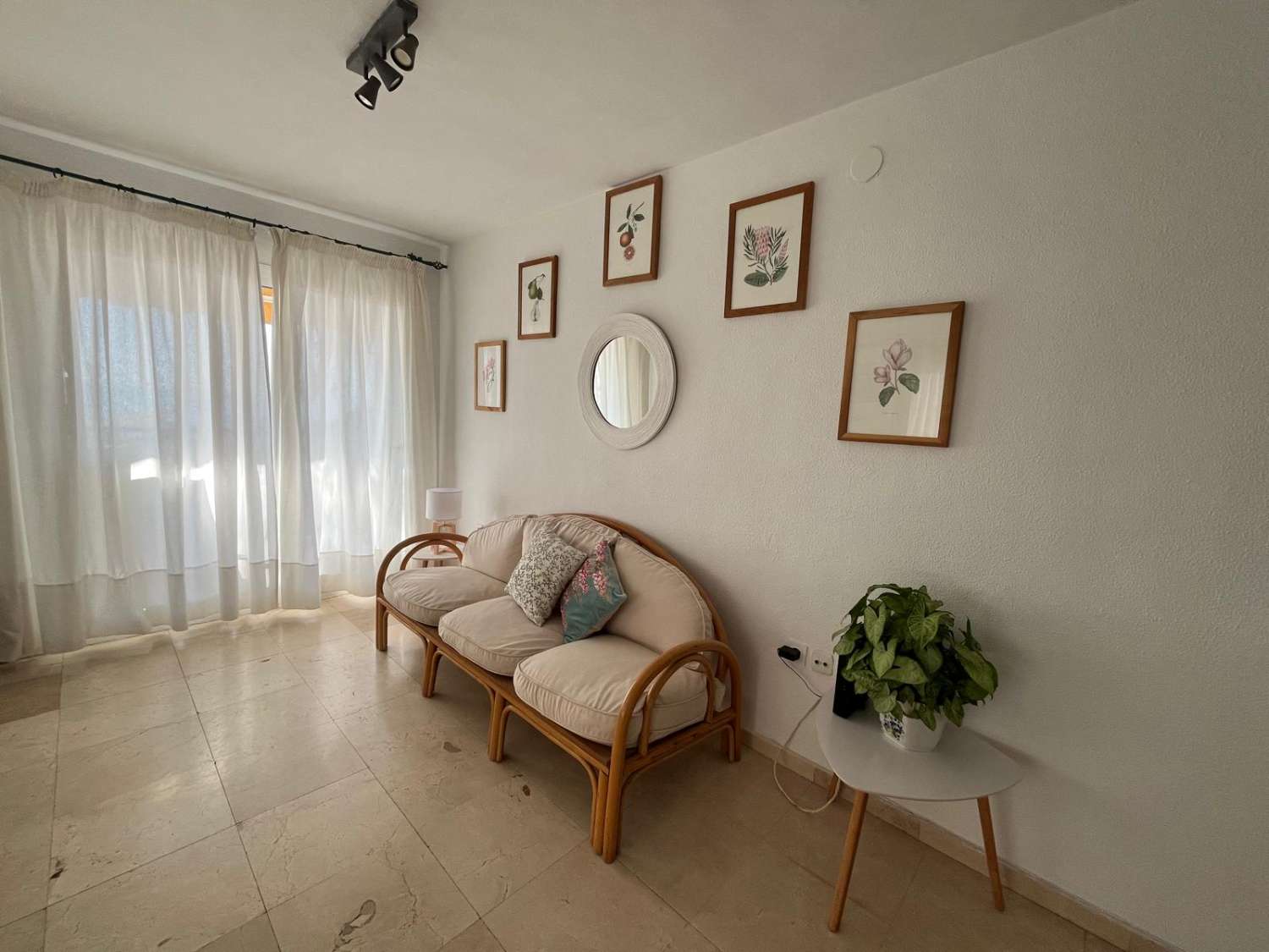 SE ALQUILA DESDE 1.1.27-30.3.27  ESPECTACULAR APARTAMENTO  EN 1ª LINEA DE PLAYA EN ZONA LAS GAVIOTAS (FUENGIROLA)