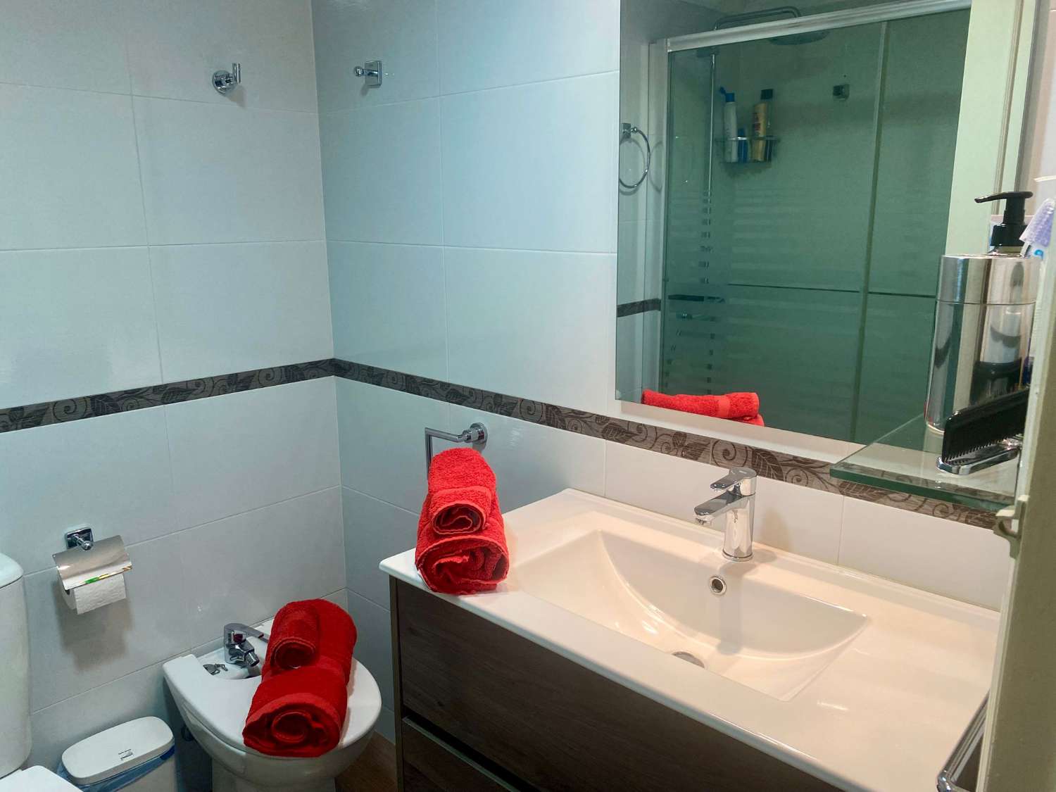 SE ALQUILA DESDE 1.1.27-30.3.27  ESPECTACULAR APARTAMENTO  EN 1ª LINEA DE PLAYA EN ZONA LAS GAVIOTAS (FUENGIROLA)