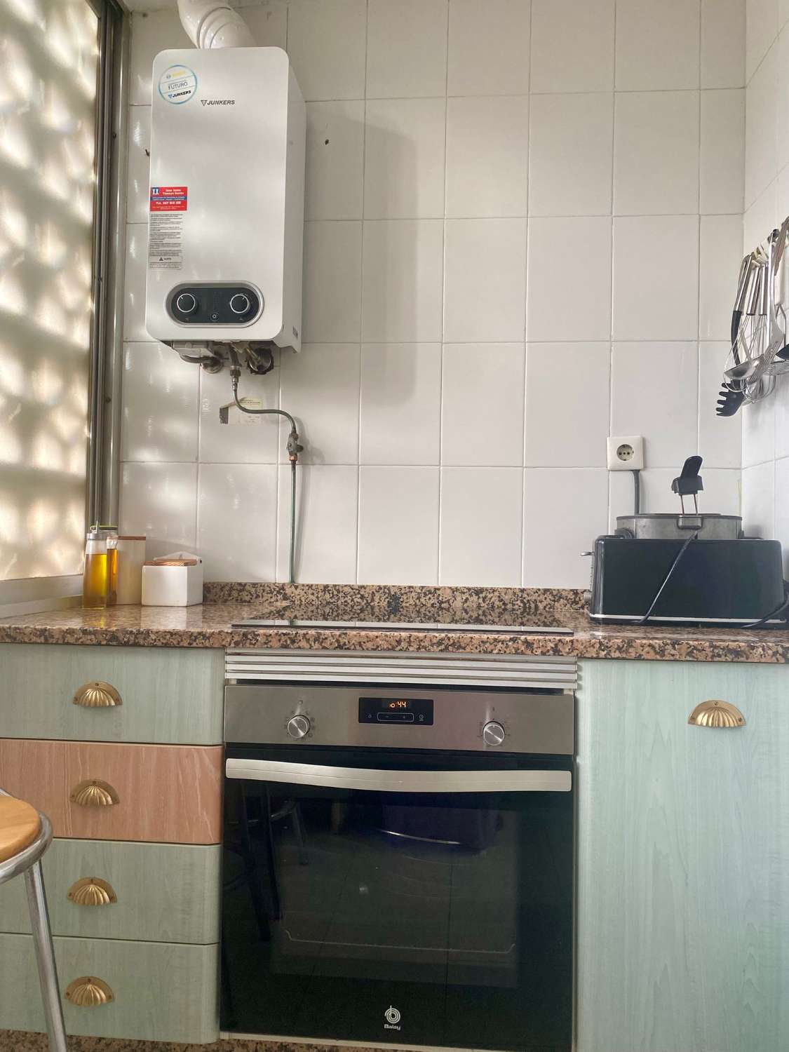 SE ALQUILA DESDE 1.1.27-30.3.27  ESPECTACULAR APARTAMENTO  EN 1ª LINEA DE PLAYA EN ZONA LAS GAVIOTAS (FUENGIROLA)