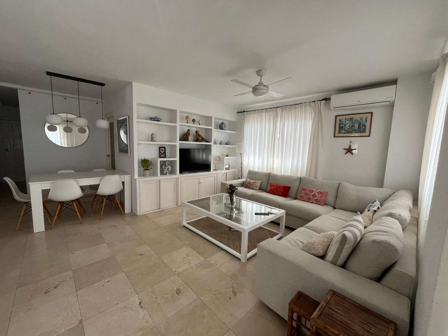 SE ALQUILA DESDE 1.1.27-30.3.27  ESPECTACULAR APARTAMENTO  EN 1ª LINEA DE PLAYA EN ZONA LAS GAVIOTAS (FUENGIROLA)