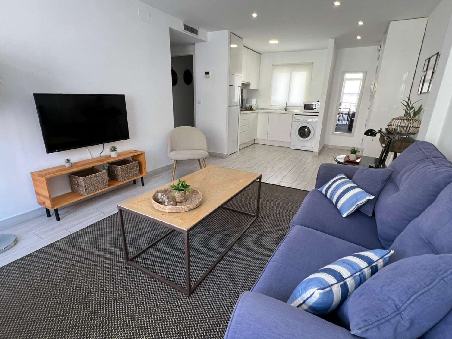 MEDIA TEMPORADA . SE ALQUILA  DESDE 21.02.26-30.4.26  Y DESDE 01/09/26 HASTA 30/06/27 PRECIOSO APARTAMENTO EN CENTRO D  FUENGIROLA