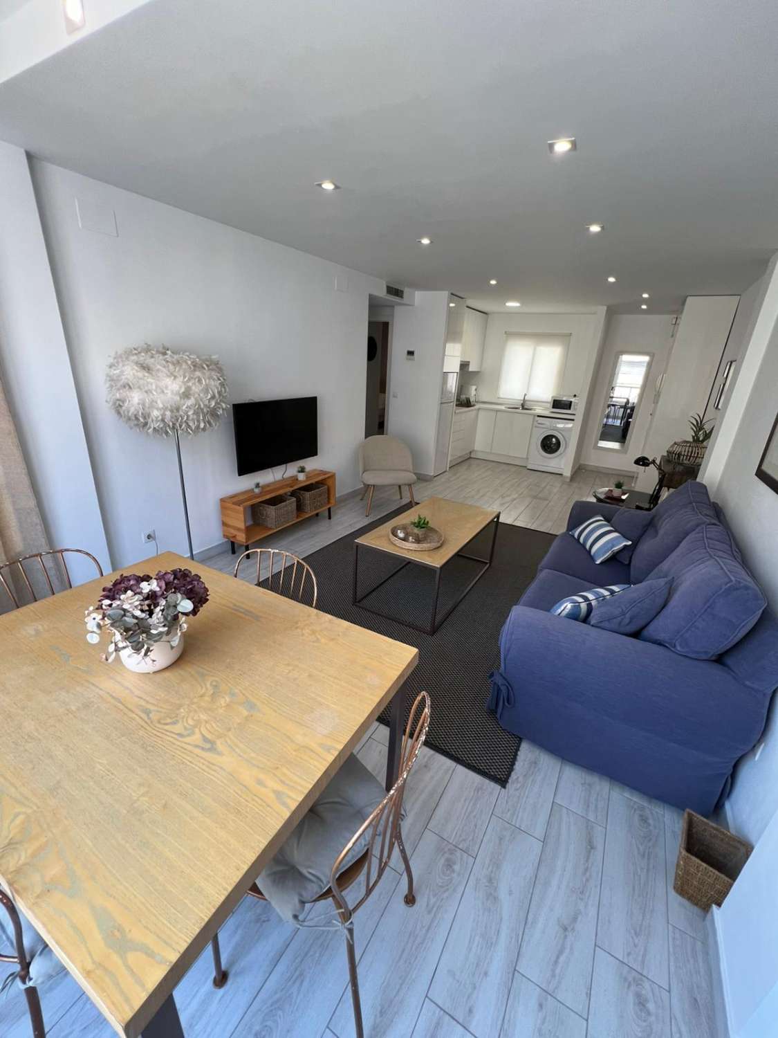 MEDIA TEMPORADA . SE ALQUILA  DESDE 21.02.26-30.4.26  Y DESDE 01/09/26 HASTA 30/06/27 PRECIOSO APARTAMENTO EN CENTRO D  FUENGIROLA