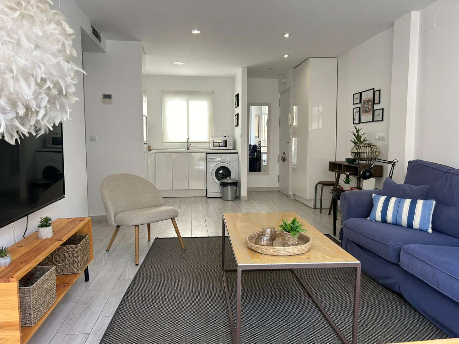 MEDIA TEMPORADA . SE ALQUILA  DESDE 21.02.26-30.4.26  Y DESDE 01/09/26 HASTA 30/06/27 PRECIOSO APARTAMENTO EN CENTRO D  FUENGIROLA