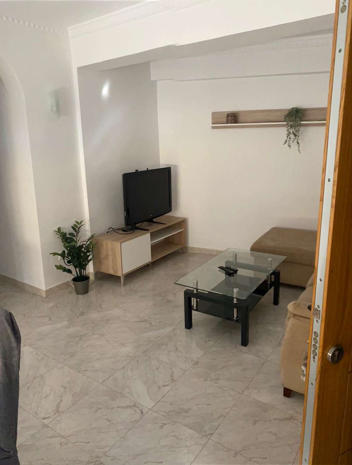 SE ALQUILA DESDE AHORA HASTA 30.6.26 Y DESDE 01/09/2026 HASTA 30/06/2027 BONITO APARTAMENTO EN FUENGIROLA
