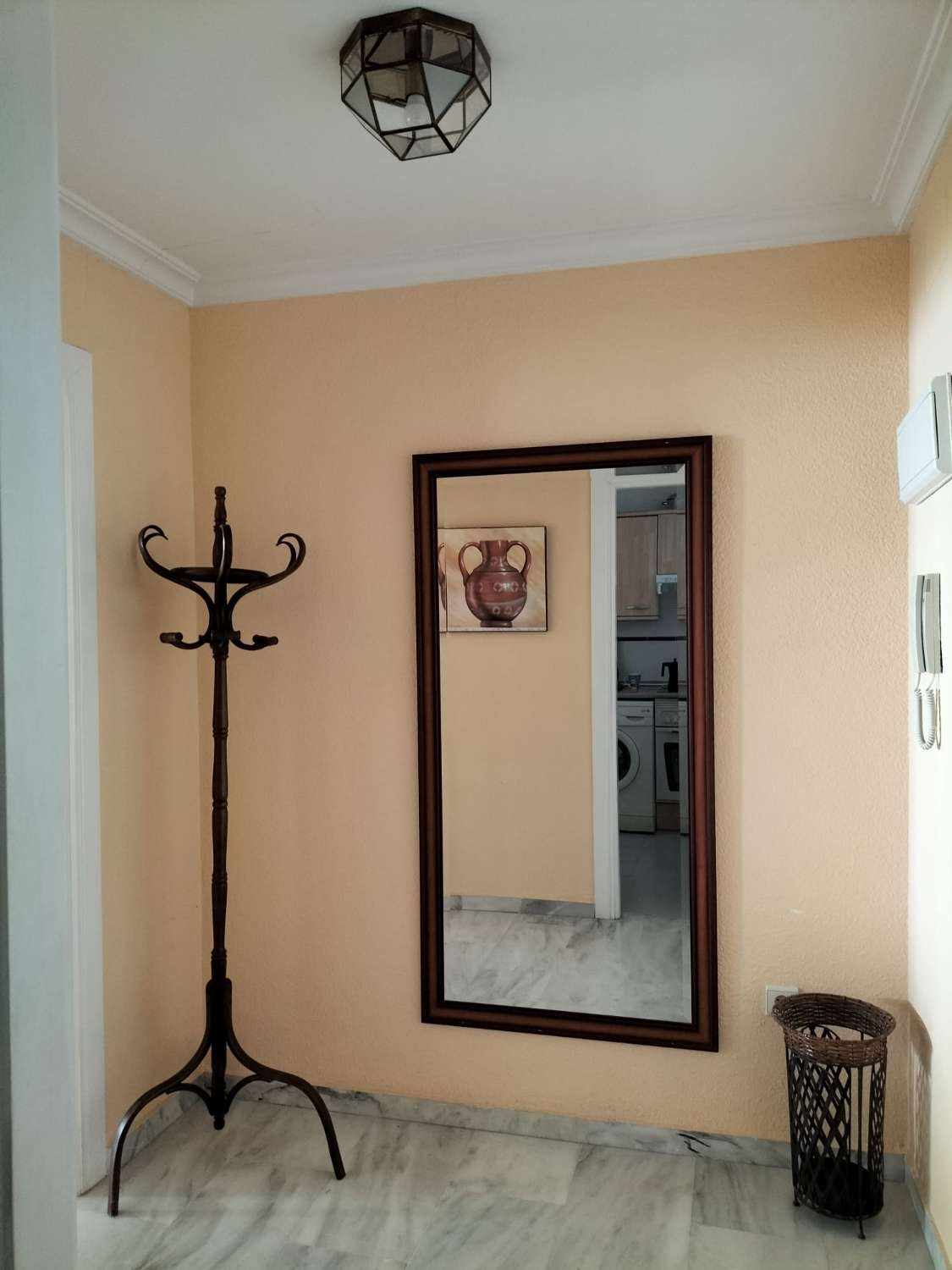 SE ALQUILA DE 1.4.26 POR LARGA TEMPORADA BONITO APARTAMENTO CON VISTAS AL MAR EN 1ª LINEA DE PLAYA EN BENALMADENA