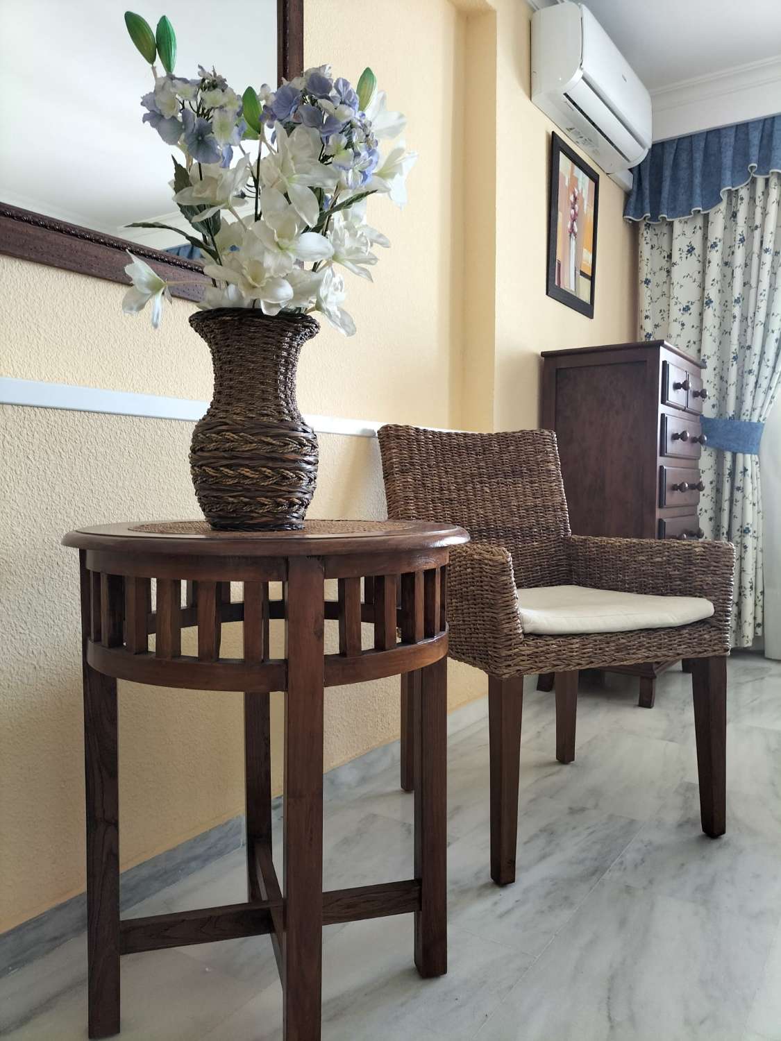 SE ALQUILA DE 1.4.26 POR LARGA TEMPORADA BONITO APARTAMENTO CON VISTAS AL MAR EN 1ª LINEA DE PLAYA EN BENALMADENA