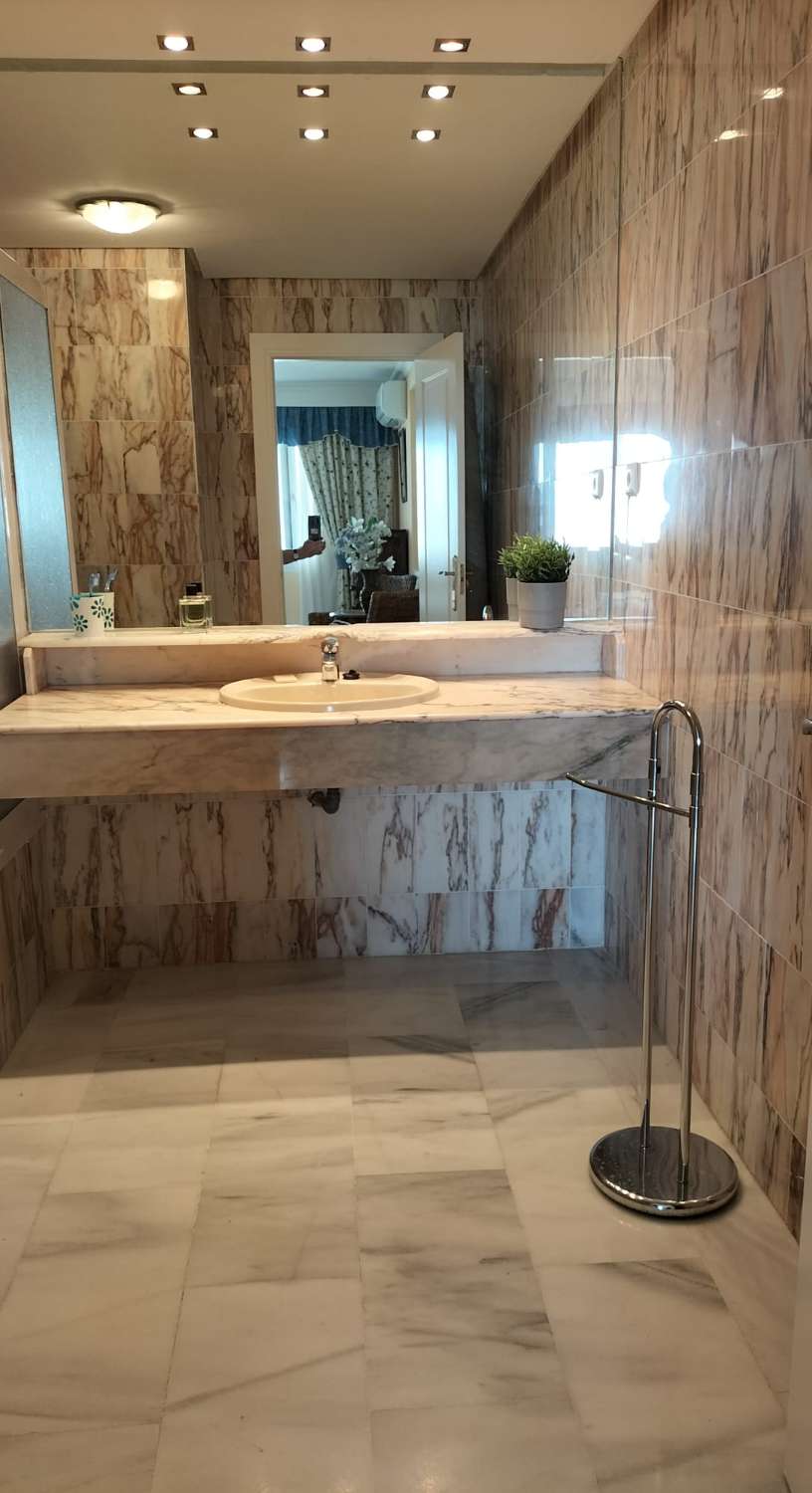 SE ALQUILA DE 1.4.26 POR LARGA TEMPORADA BONITO APARTAMENTO CON VISTAS AL MAR EN 1ª LINEA DE PLAYA EN BENALMADENA