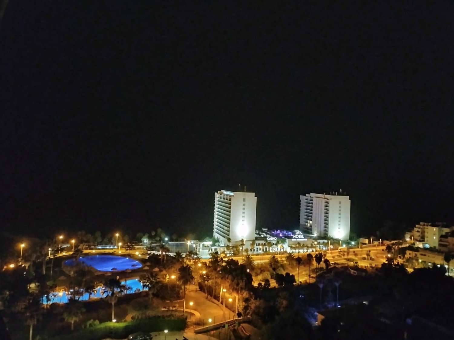 SE ALQUILA DE 1.4.26 POR LARGA TEMPORADA BONITO APARTAMENTO CON VISTAS AL MAR EN 1ª LINEA DE PLAYA EN BENALMADENA