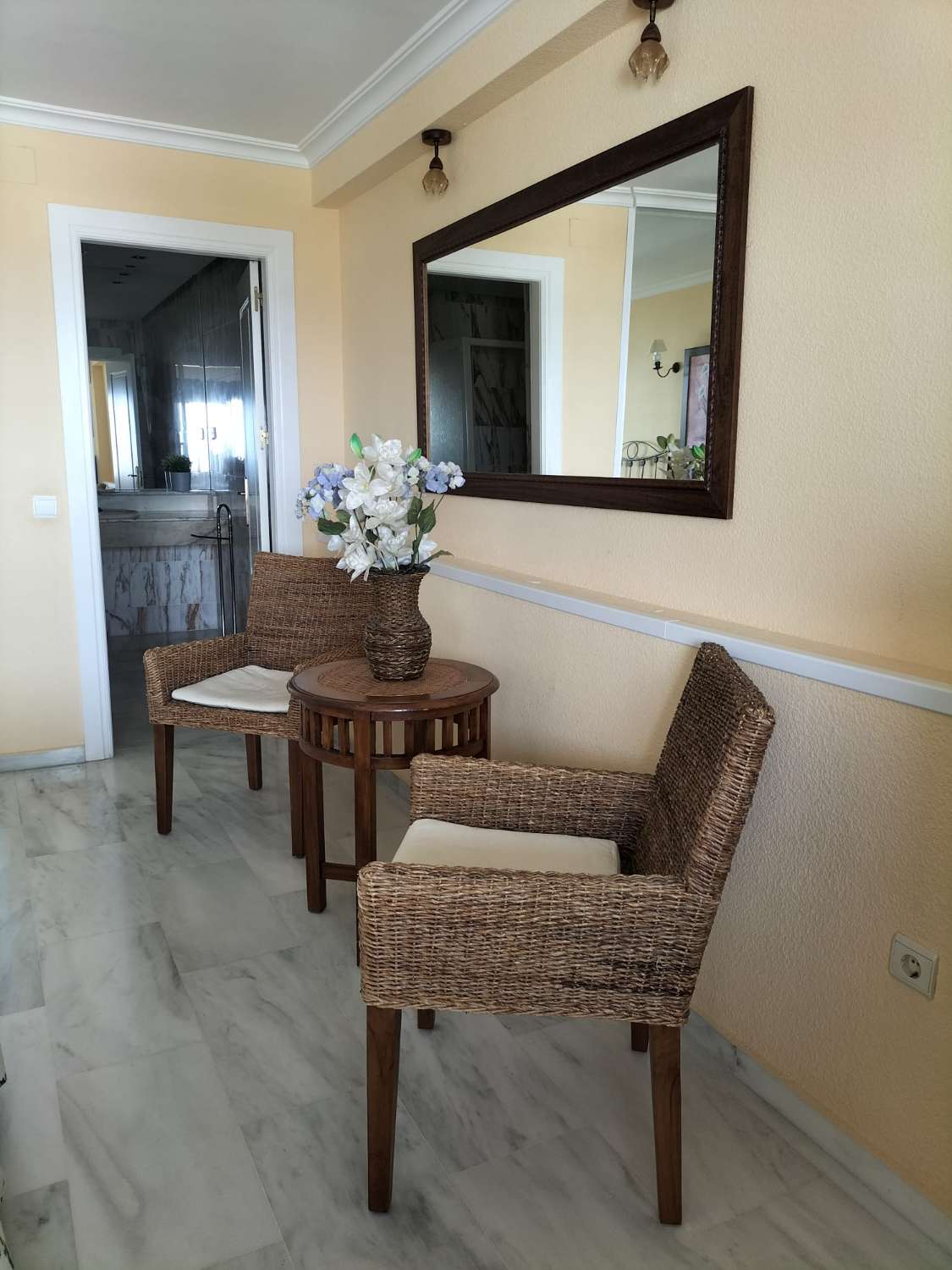 SE ALQUILA DE 1.4.26 POR LARGA TEMPORADA BONITO APARTAMENTO CON VISTAS AL MAR EN 1ª LINEA DE PLAYA EN BENALMADENA