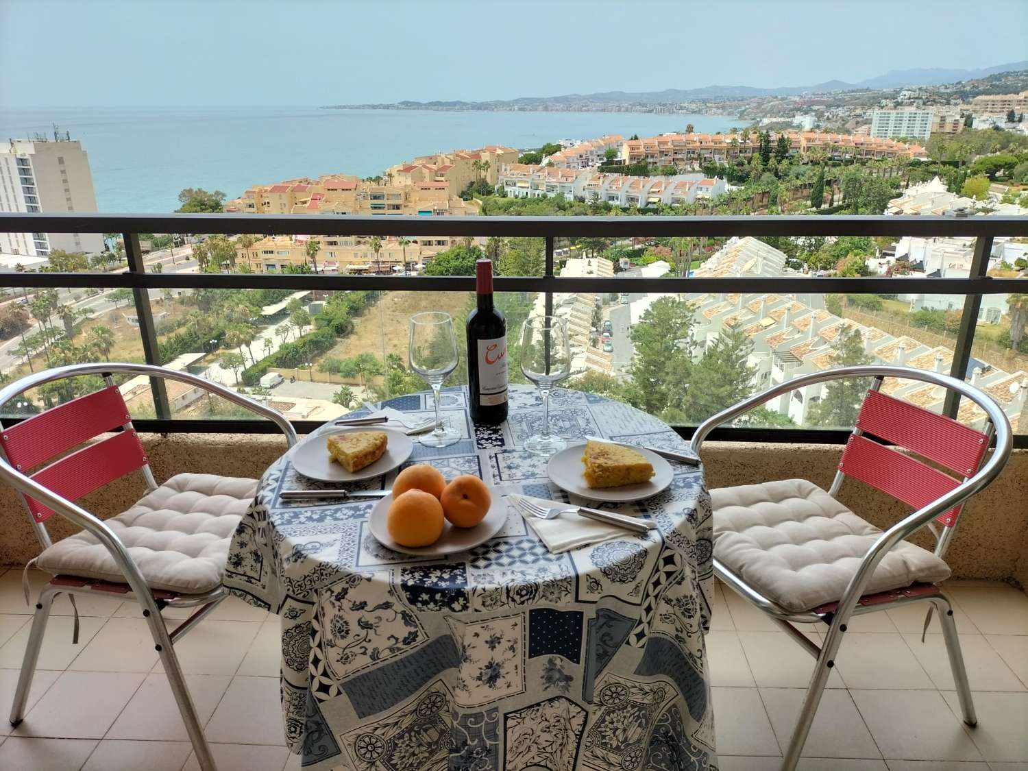 SE ALQUILA DE 1.4.26 POR LARGA TEMPORADA BONITO APARTAMENTO CON VISTAS AL MAR EN 1ª LINEA DE PLAYA EN BENALMADENA