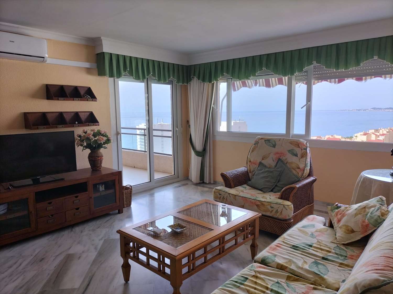 SE ALQUILA DE 1.4.26 POR LARGA TEMPORADA BONITO APARTAMENTO CON VISTAS AL MAR EN 1ª LINEA DE PLAYA EN BENALMADENA