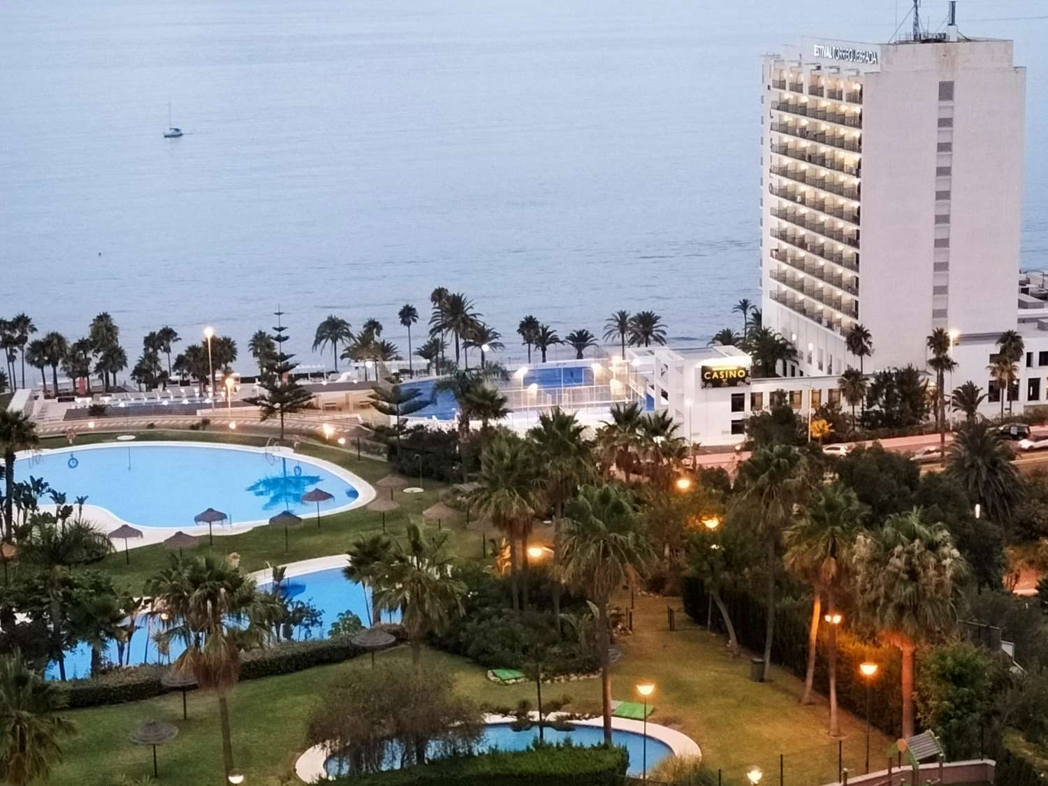 SE ALQUILA DE 1.4.26 POR LARGA TEMPORADA BONITO APARTAMENTO CON VISTAS AL MAR EN 1ª LINEA DE PLAYA EN BENALMADENA