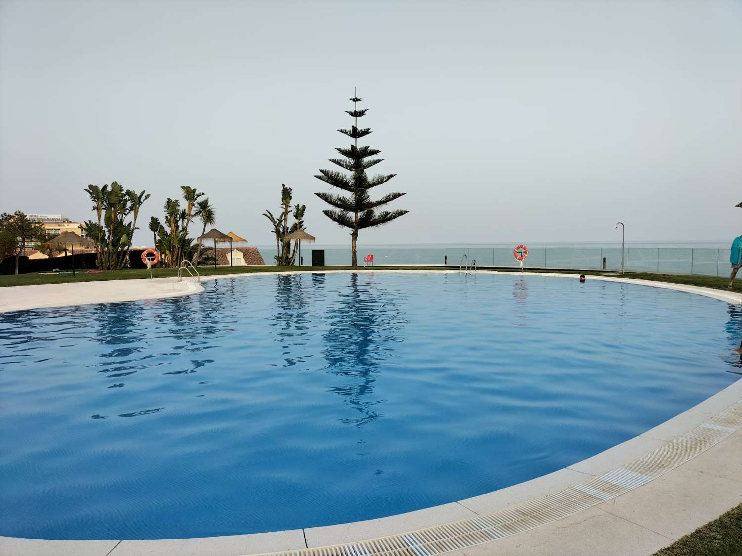 SE ALQUILA DE 1.4.26 POR LARGA TEMPORADA BONITO APARTAMENTO CON VISTAS AL MAR EN 1ª LINEA DE PLAYA EN BENALMADENA