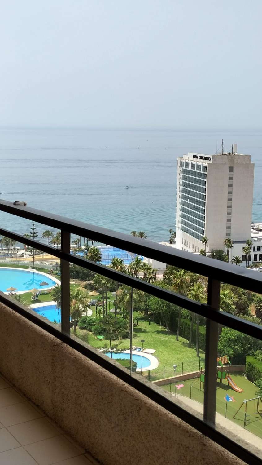 SE ALQUILA DE 1.4.26 POR LARGA TEMPORADA BONITO APARTAMENTO CON VISTAS AL MAR EN 1ª LINEA DE PLAYA EN BENALMADENA