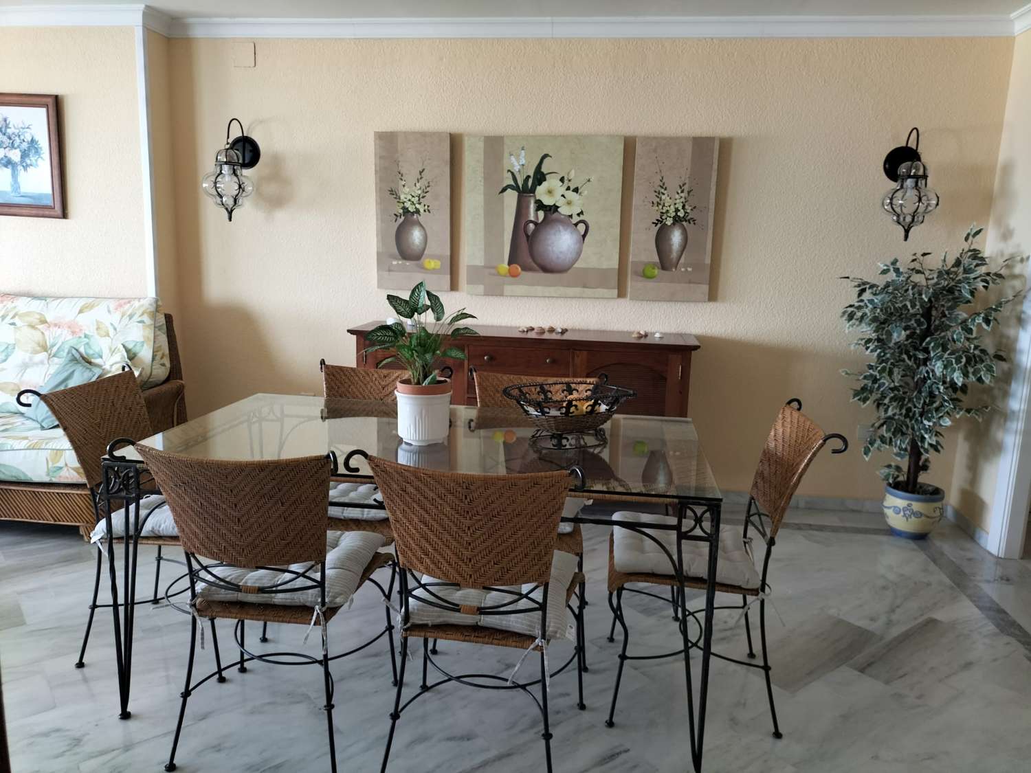 SE ALQUILA DE 1.4.26 POR LARGA TEMPORADA BONITO APARTAMENTO CON VISTAS AL MAR EN 1ª LINEA DE PLAYA EN BENALMADENA