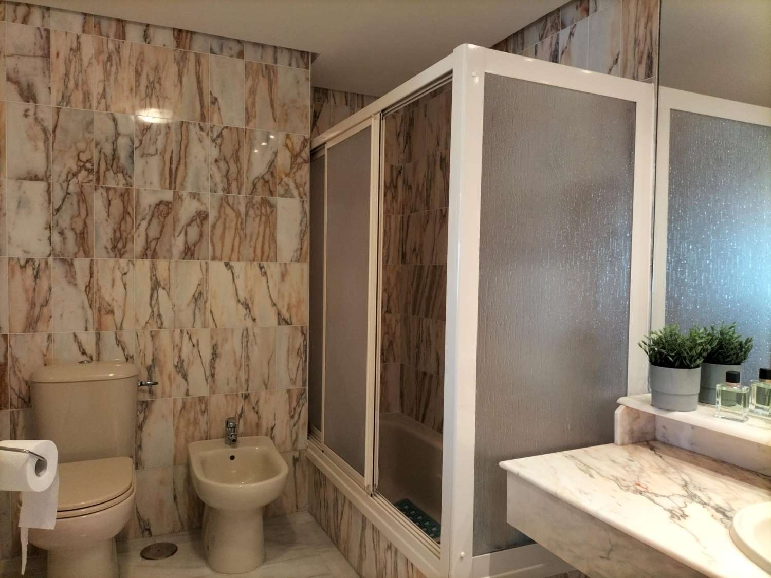 SE ALQUILA DE 1.4.26 POR LARGA TEMPORADA BONITO APARTAMENTO CON VISTAS AL MAR EN 1ª LINEA DE PLAYA EN BENALMADENA