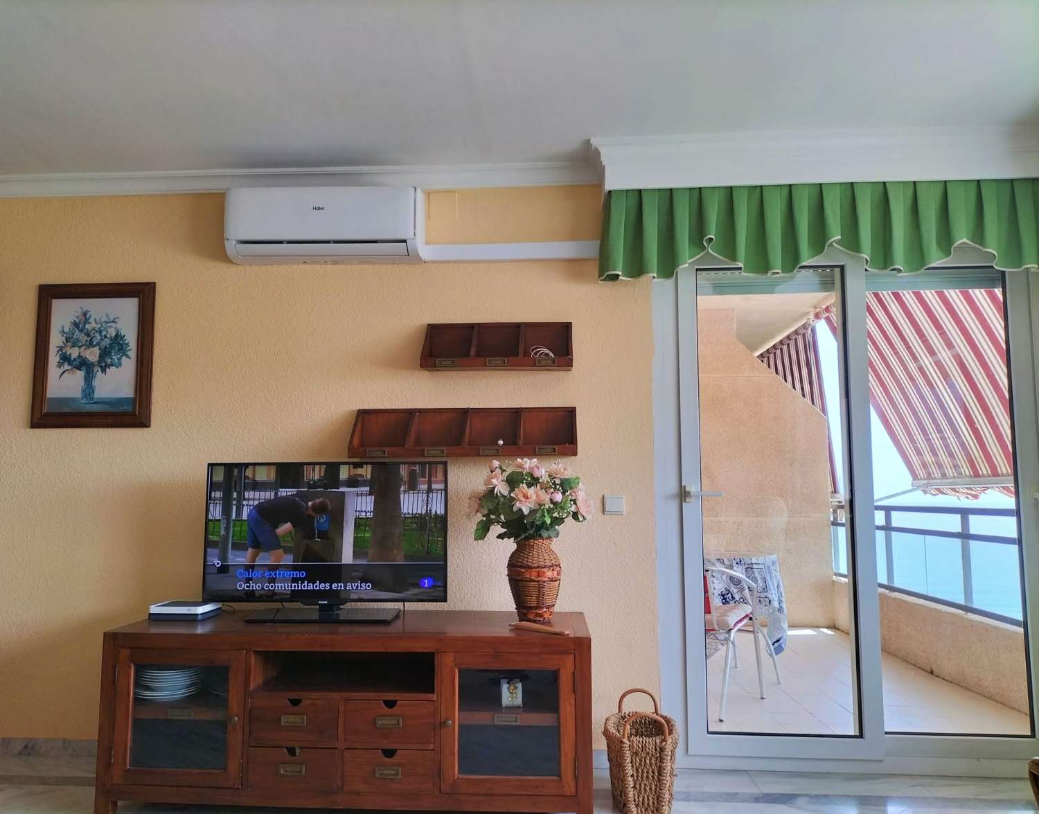 SE ALQUILA DE 1.4.26 POR LARGA TEMPORADA BONITO APARTAMENTO CON VISTAS AL MAR EN 1ª LINEA DE PLAYA EN BENALMADENA