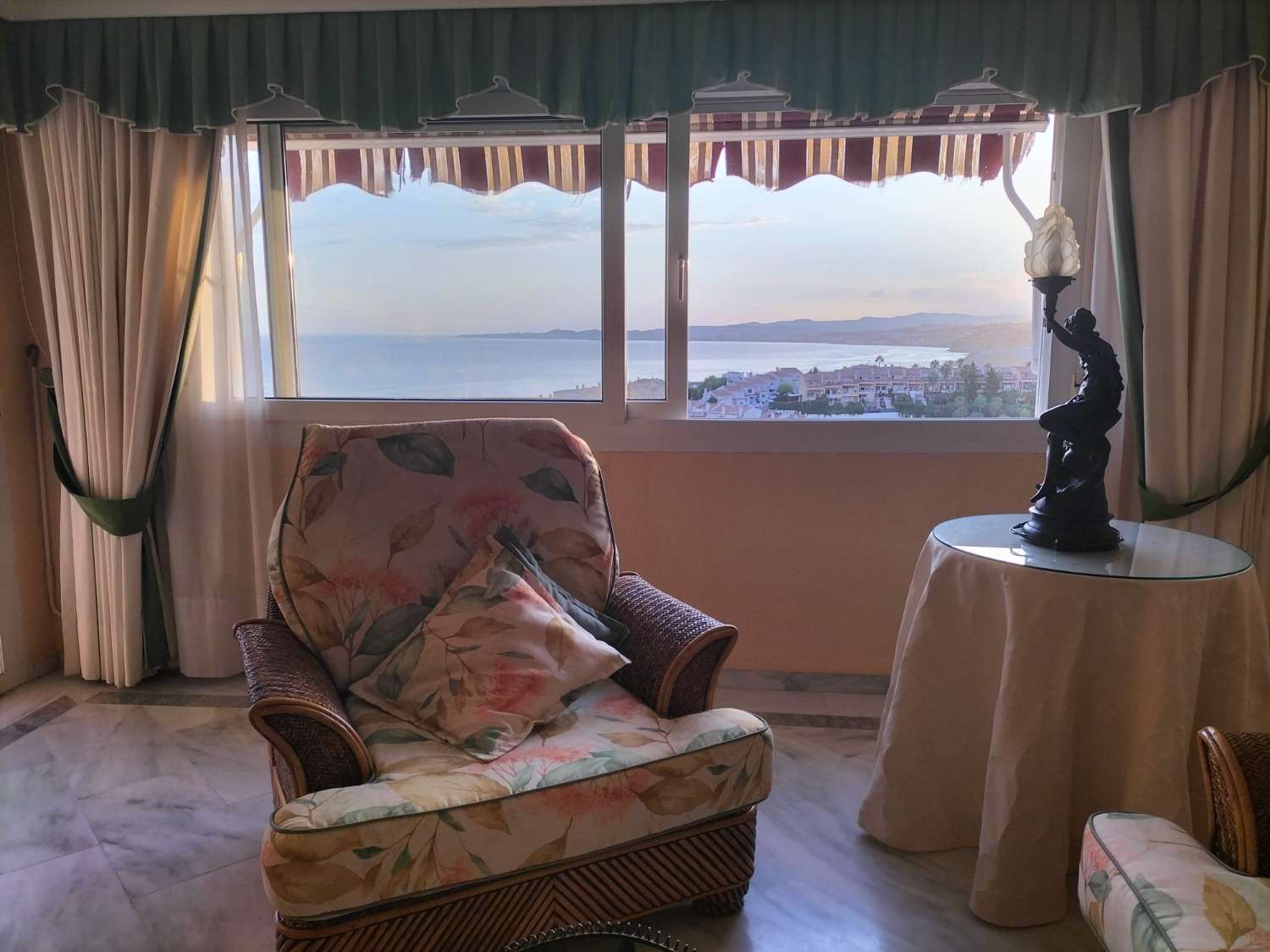 SE ALQUILA DE 1.4.26 POR LARGA TEMPORADA BONITO APARTAMENTO CON VISTAS AL MAR EN 1ª LINEA DE PLAYA EN BENALMADENA