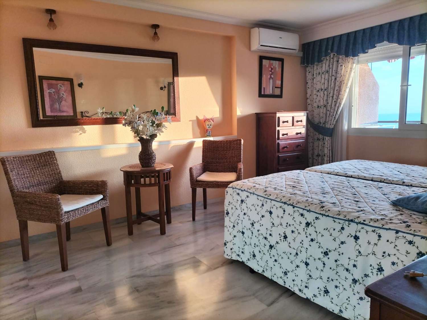 SE ALQUILA DE 1.4.26 POR LARGA TEMPORADA BONITO APARTAMENTO CON VISTAS AL MAR EN 1ª LINEA DE PLAYA EN BENALMADENA