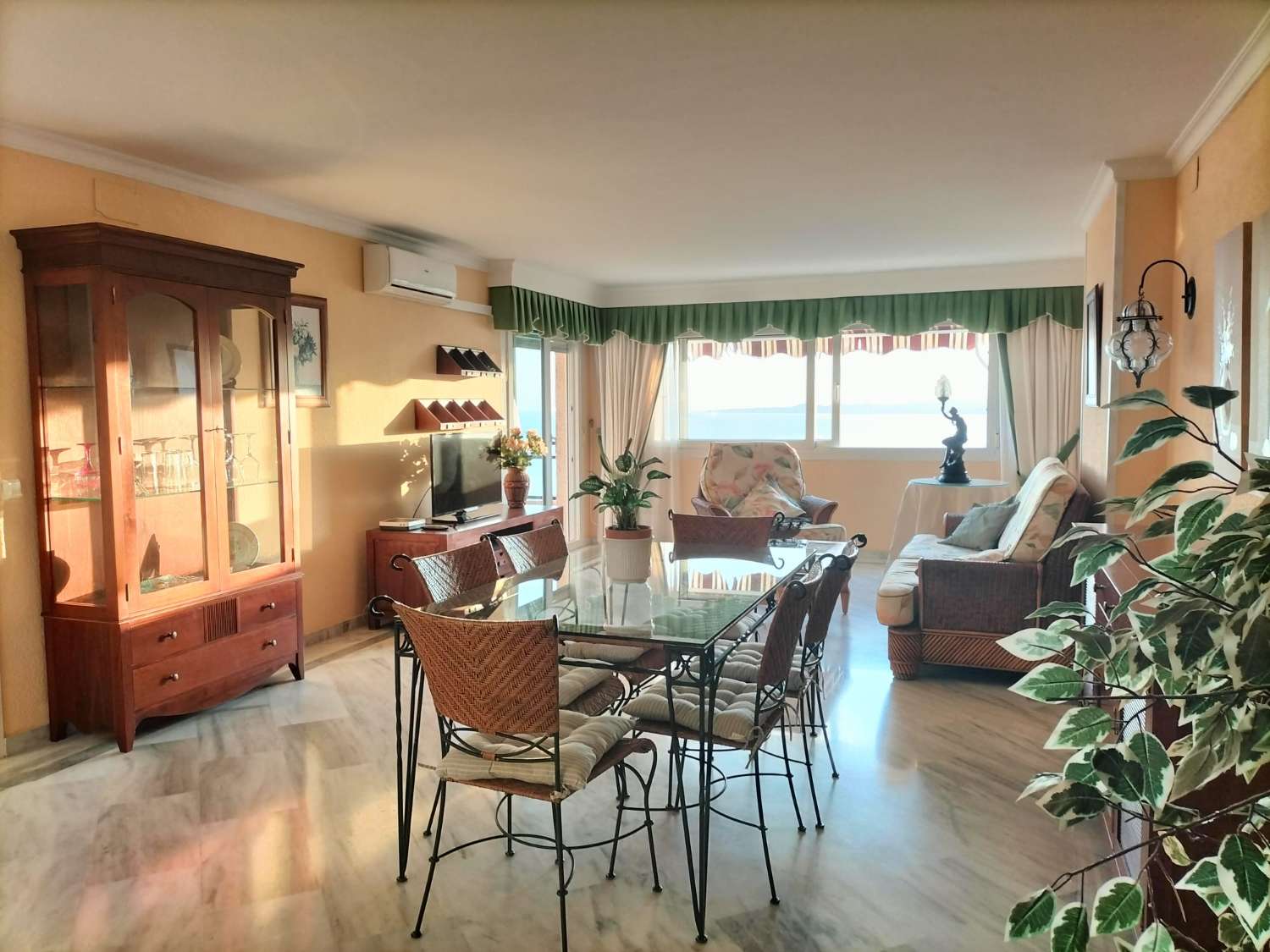 SE ALQUILA DE 1.4.26 POR LARGA TEMPORADA BONITO APARTAMENTO CON VISTAS AL MAR EN 1ª LINEA DE PLAYA EN BENALMADENA