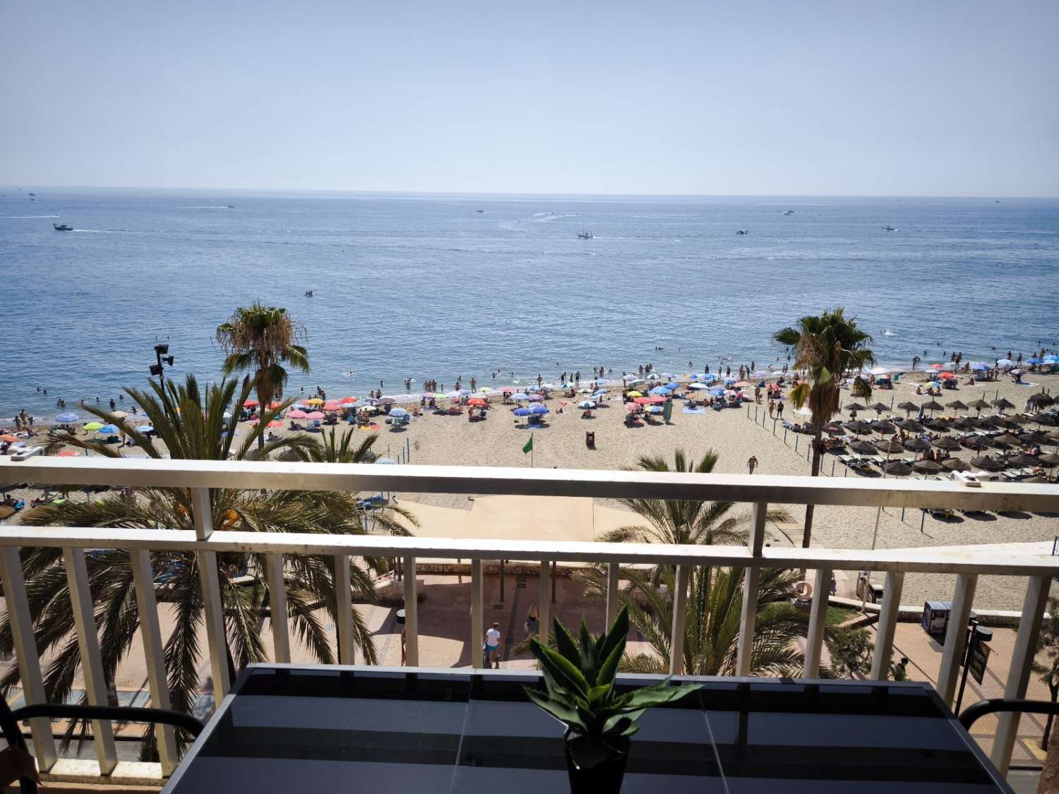 SE ALQUILA DESDE 1.9.26-30.6.27   PRECIOSO APARTAMENTO EN 1ª LINEA DE PLAYA EN FUENGIROLA