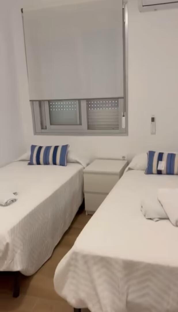 SE ALQUILA DESDE 1.9.26-30.6.27   PRECIOSO APARTAMENTO EN 1ª LINEA DE PLAYA EN FUENGIROLA