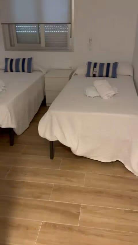 SE ALQUILA DESDE 1.9.26-30.6.27   PRECIOSO APARTAMENTO EN 1ª LINEA DE PLAYA EN FUENGIROLA