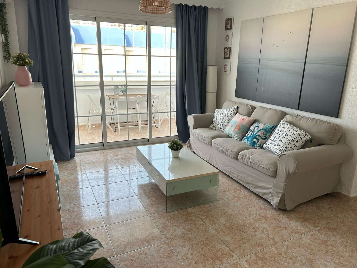 MEDIA  TEMPORADA . SE ALQUILA DESDE 01/09/2026 HASTA 30/06/2027BONITO APARTAMENTO ECON VISTAS AL MAR EN BENALMADENA