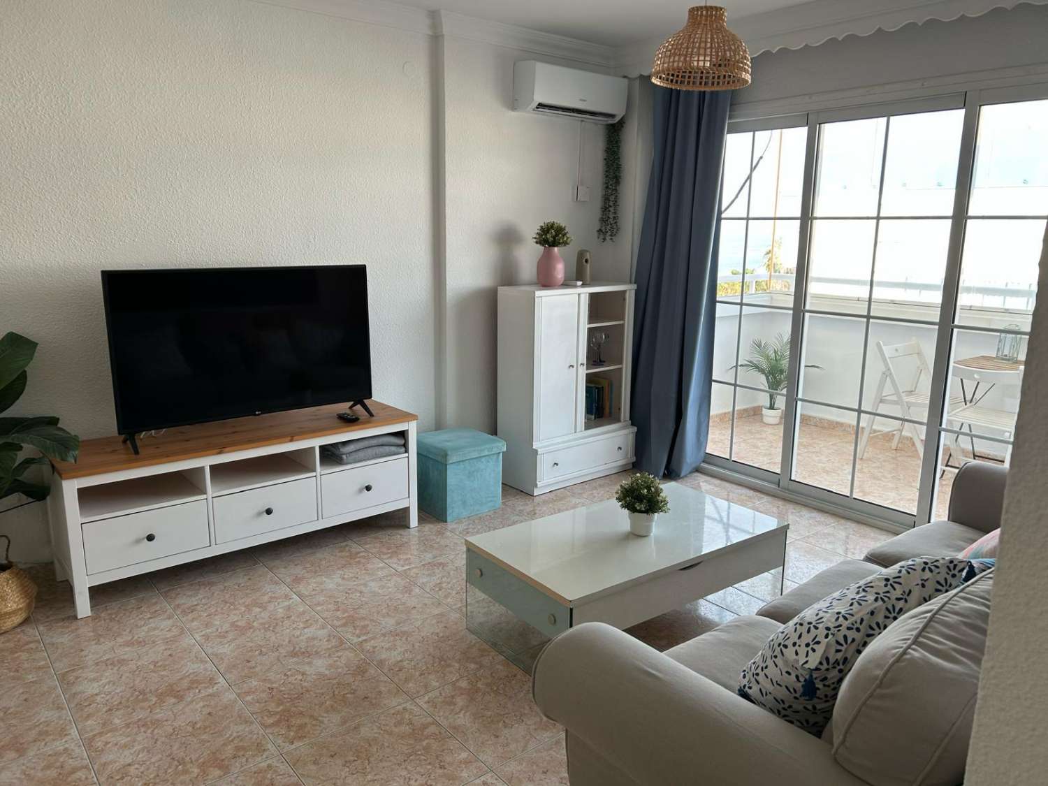 MEDIA  TEMPORADA . SE ALQUILA DESDE 01/09/2026 HASTA 30/06/2027BONITO APARTAMENTO ECON VISTAS AL MAR EN BENALMADENA