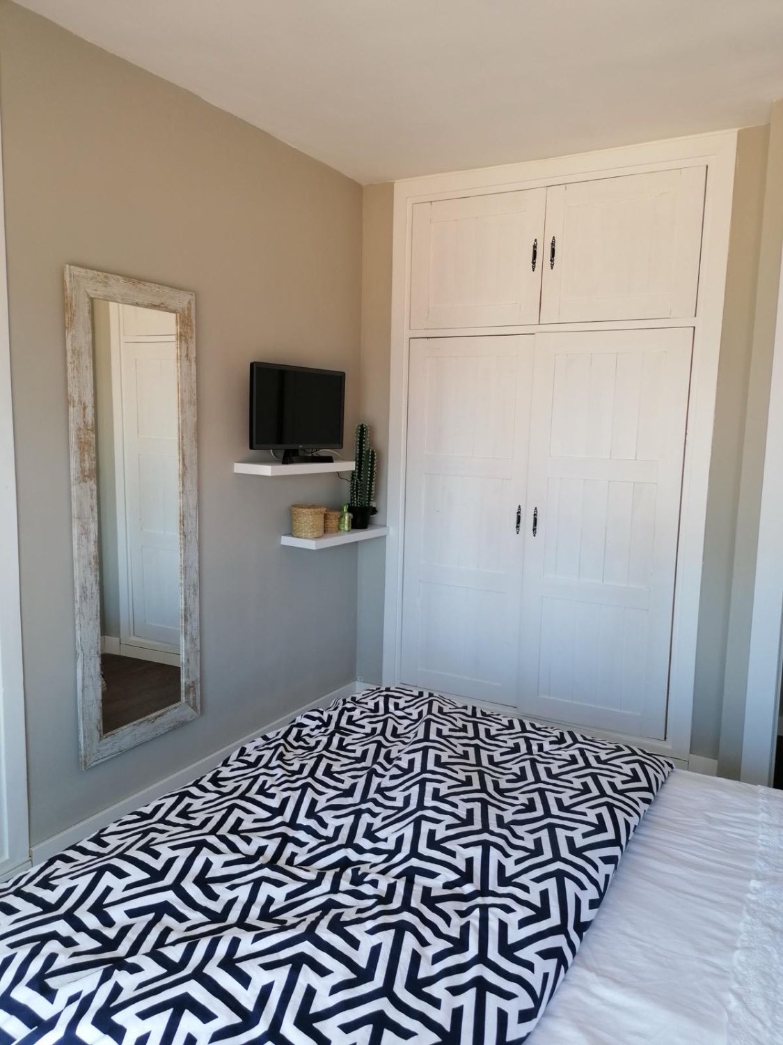 SE ALQUILA DESDE 1.10. 26-  31.5.27 APARTAMENTO CON VISTAS AL MAR A 50METROS DE LA PLAYA EN BENALMADENA