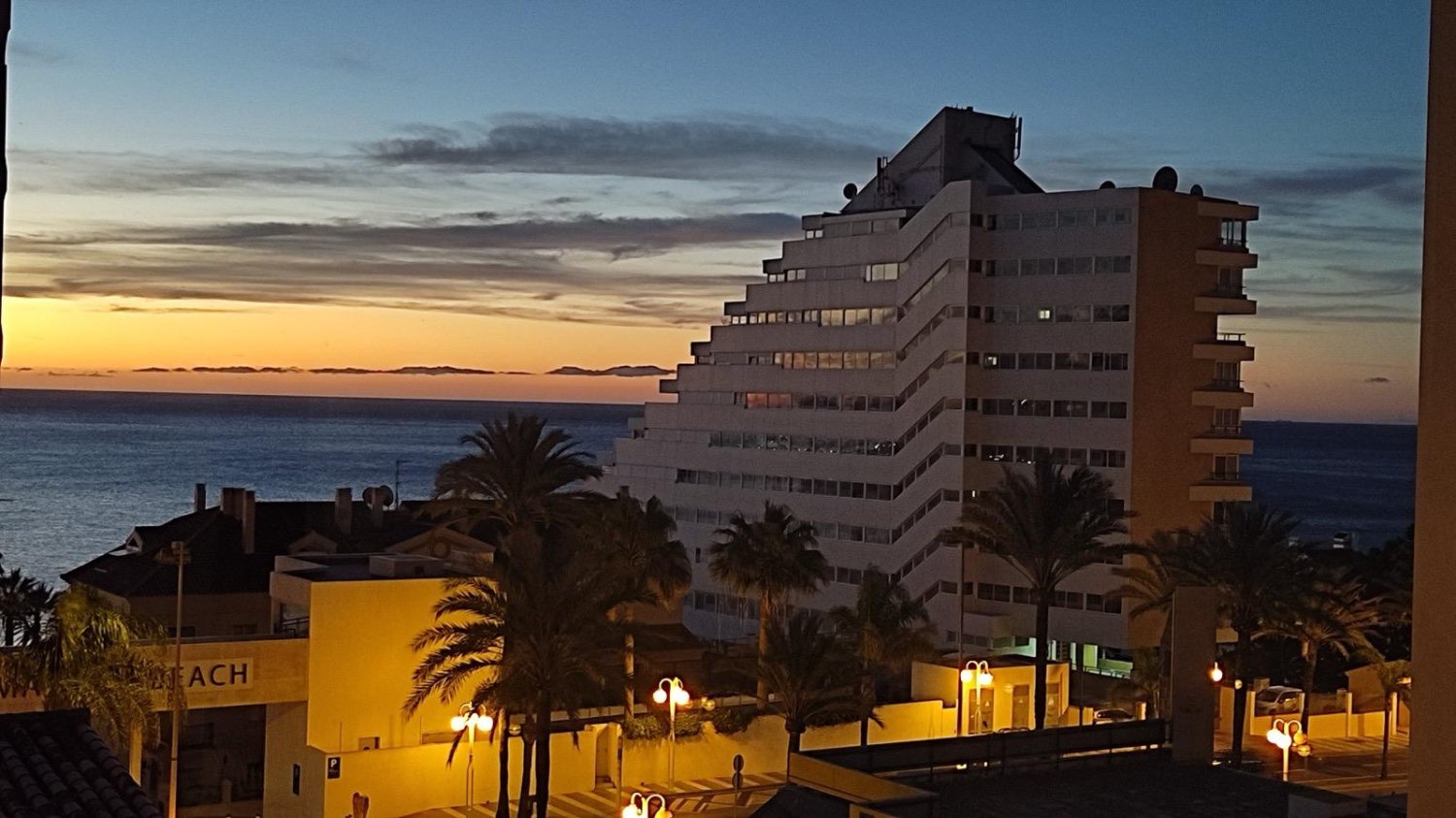 SE ALQUILA DESDE 1.10. 26-  31.5.27 APARTAMENTO CON VISTAS AL MAR A 50METROS DE LA PLAYA EN BENALMADENA