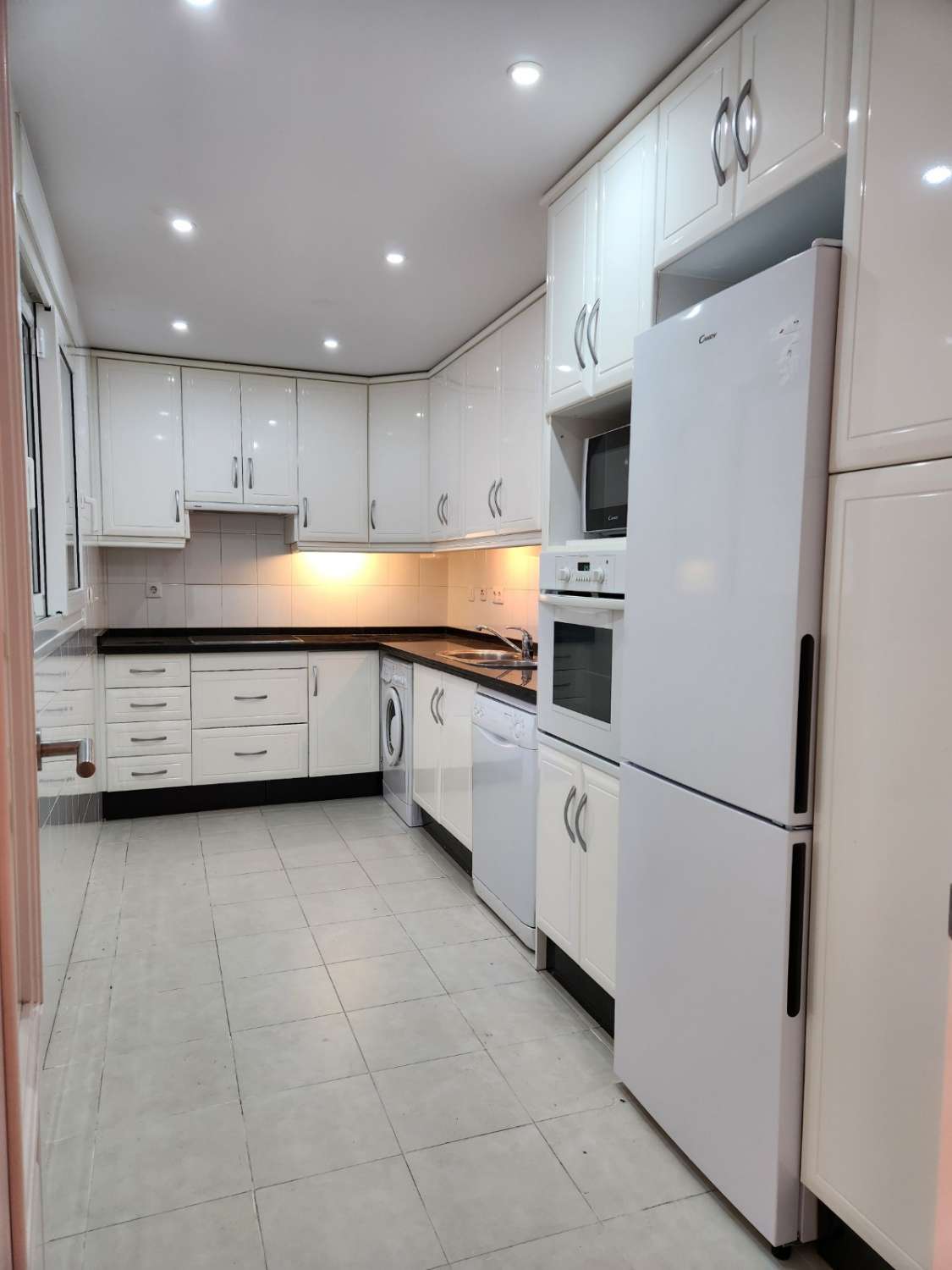 KAUNIS ASUNTO MYYTÄVÄNÄ YLELLISESSÄ KAUPUNGISTUMISESSA TORREQUEBRADASSA (BENALMADENA)