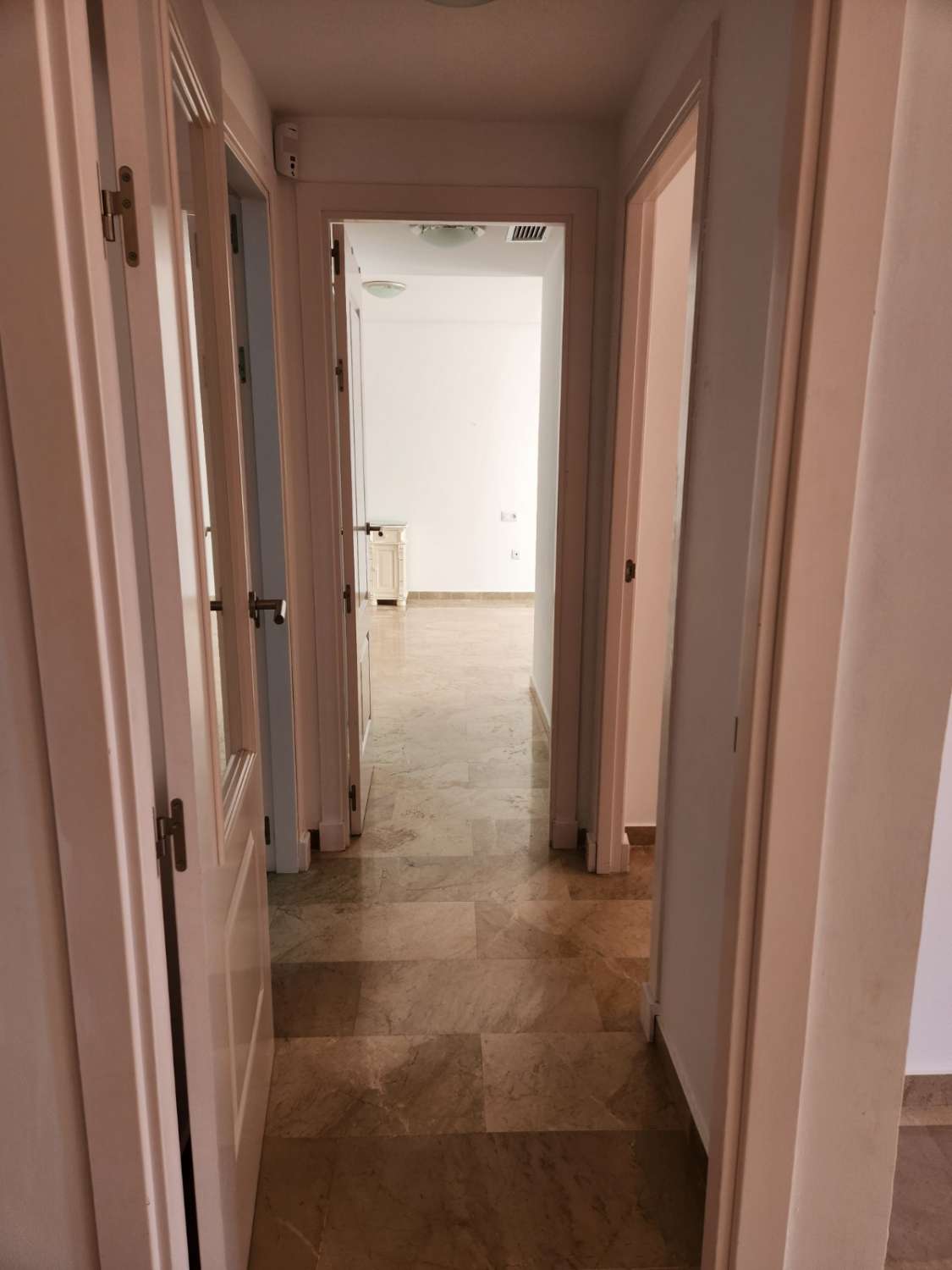 KAUNIS ASUNTO MYYTÄVÄNÄ YLELLISESSÄ KAUPUNGISTUMISESSA TORREQUEBRADASSA (BENALMADENA)