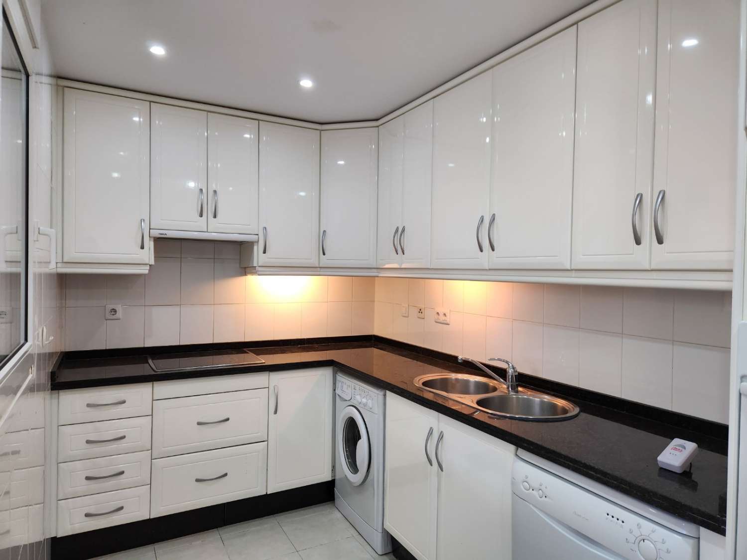 KAUNIS ASUNTO MYYTÄVÄNÄ YLELLISESSÄ KAUPUNGISTUMISESSA TORREQUEBRADASSA (BENALMADENA)